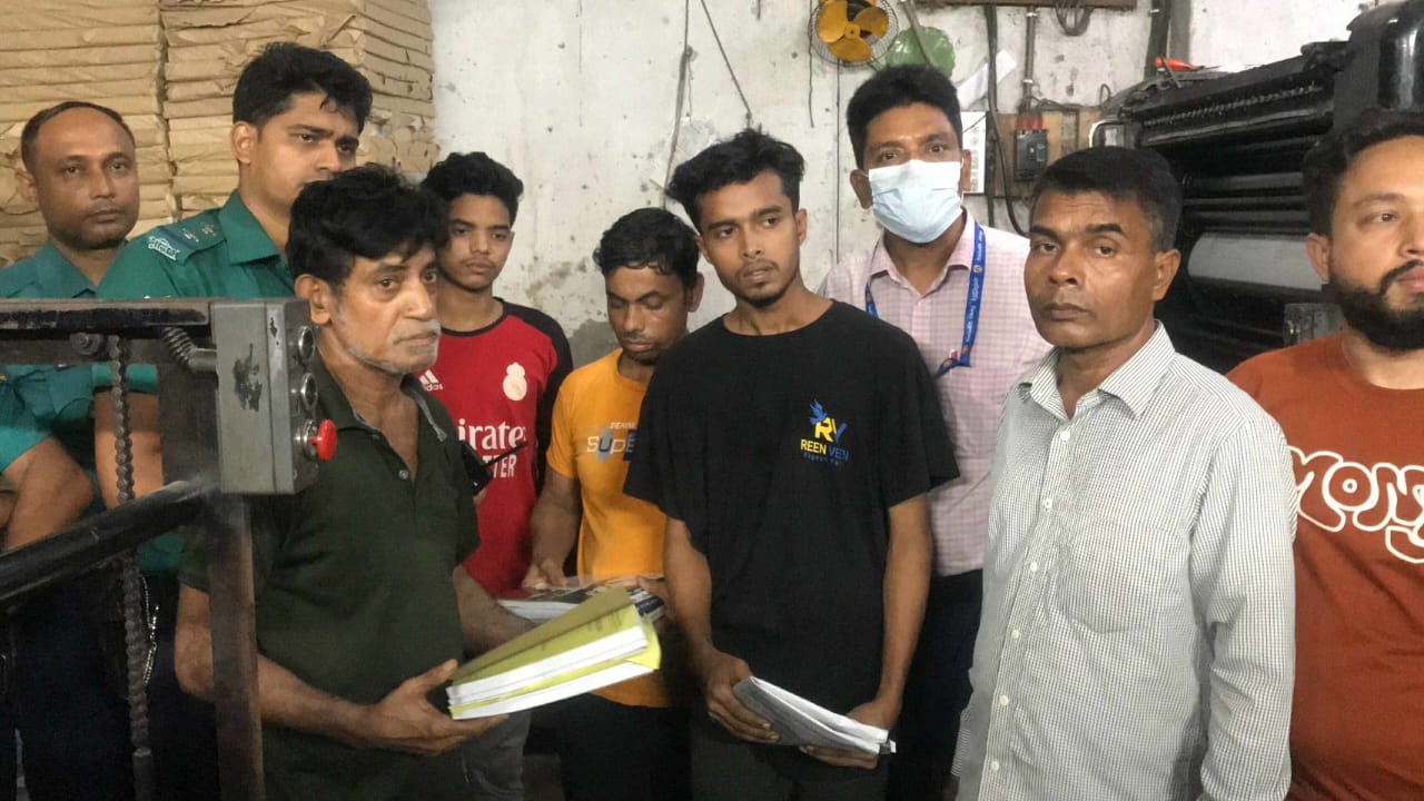 পুরান ঢাকায় এনসিটিবি অনুমোদিত বইয়ের নকল ছাপাখানার সন্ধান, আটক ৫