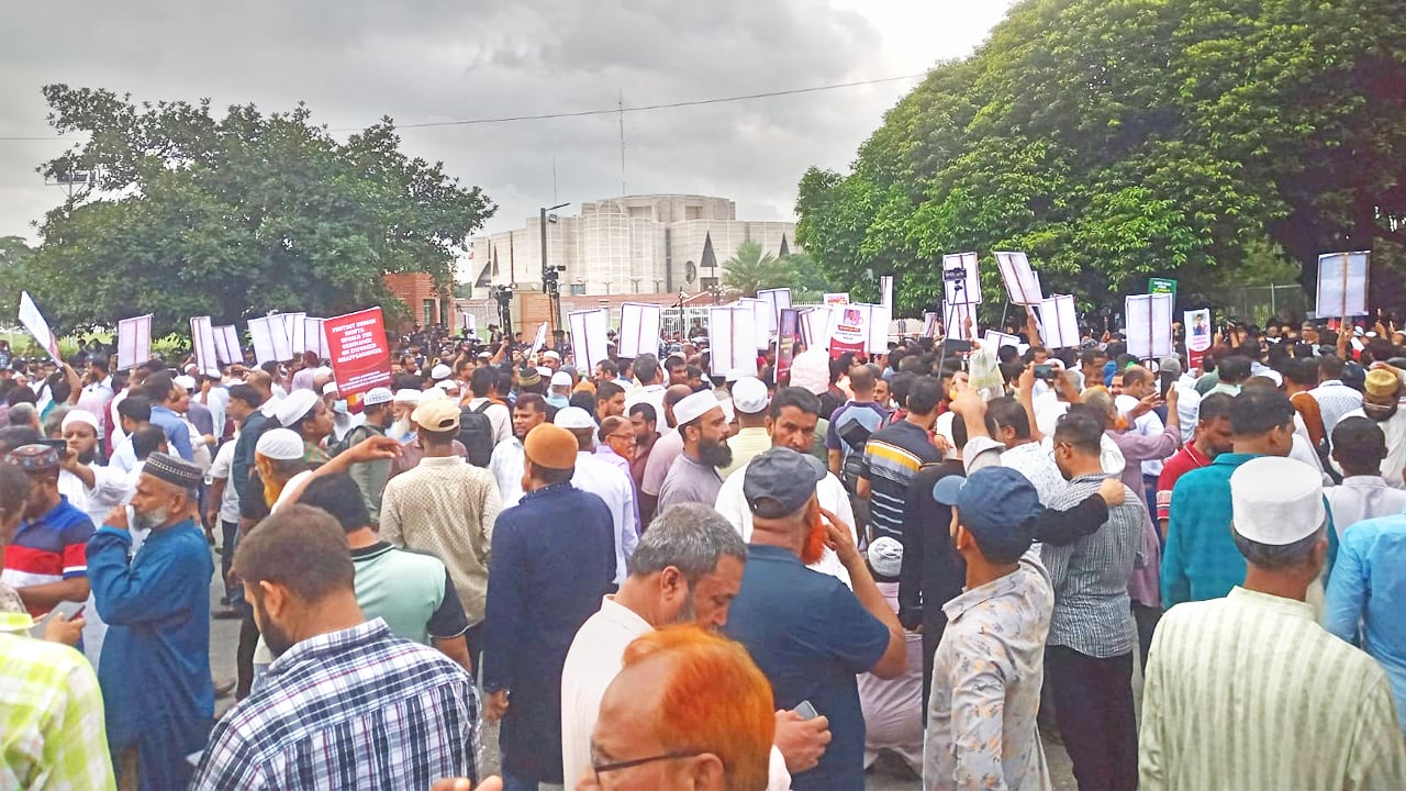সংসদের সামনে ১১ দলীয় ঐক্যের অবস্থান, যোগ দিয়েছেন বিরোধী এমপিরা