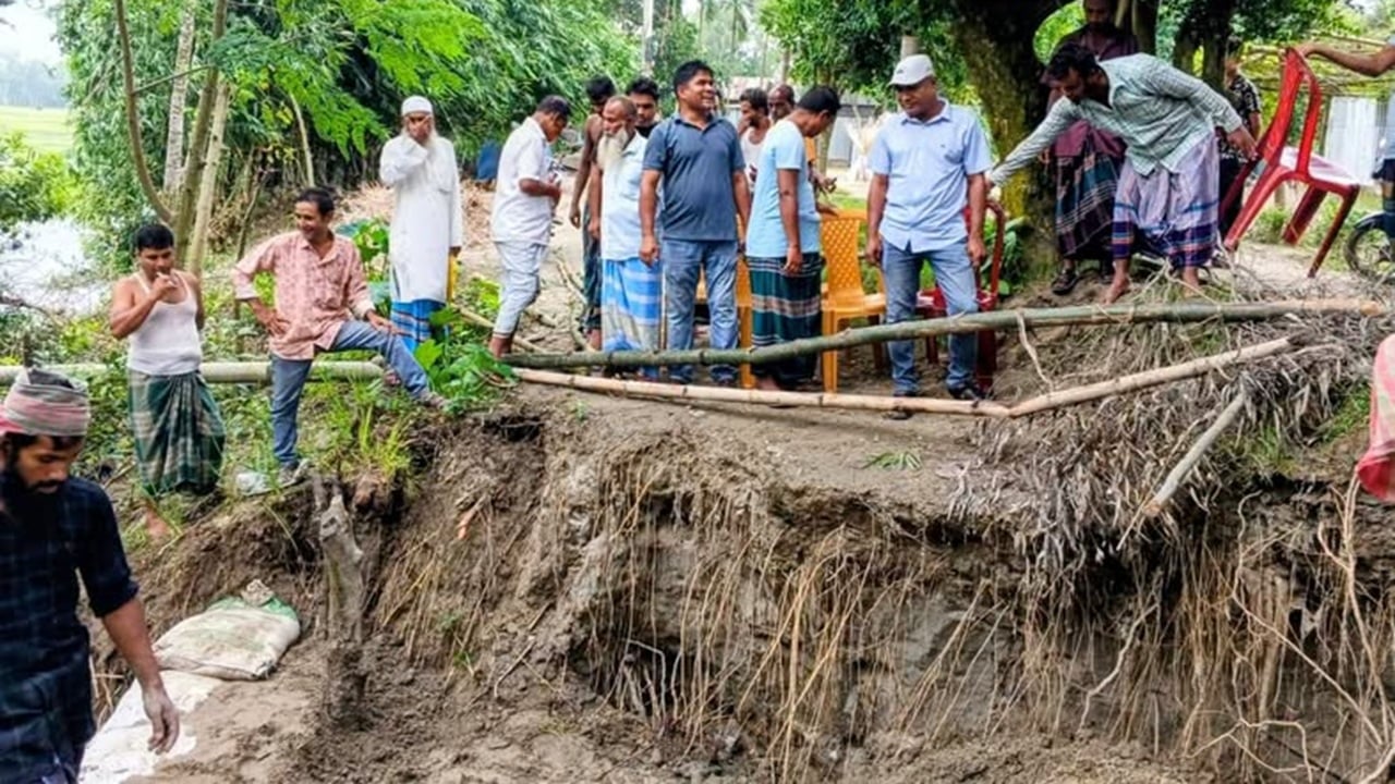 সরিষাবাড়ীতে নিজেদের টাকায় রাস্তা সংস্কার করছেন বিএনপি নেতারা