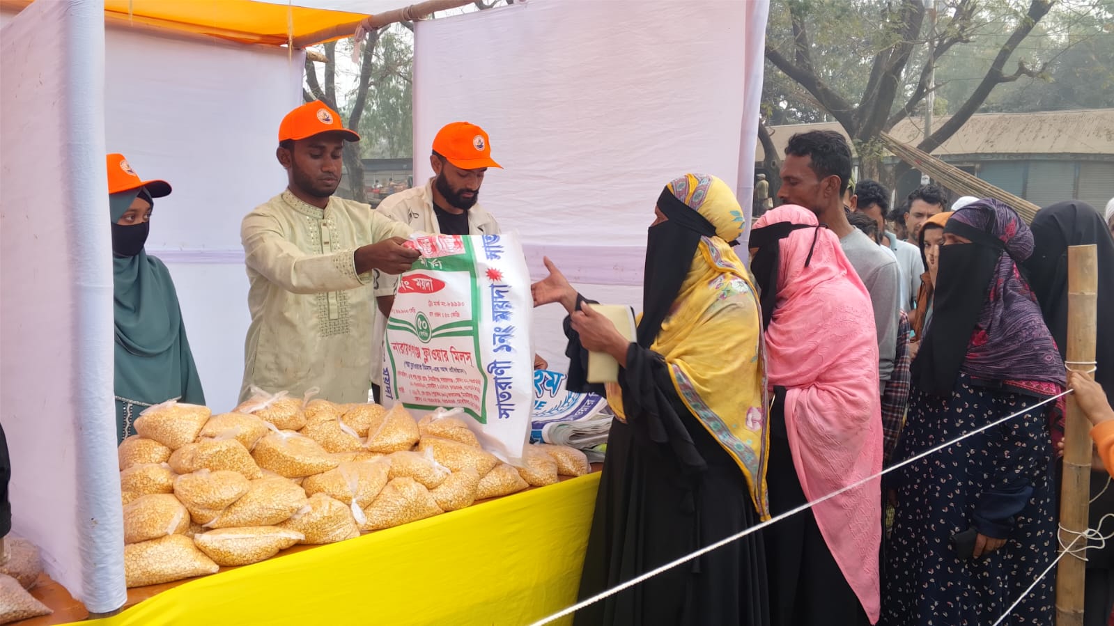 সীমিত আয়ের মানুষের জন্য স্বল্পমূল্যে ইফতার বাজার