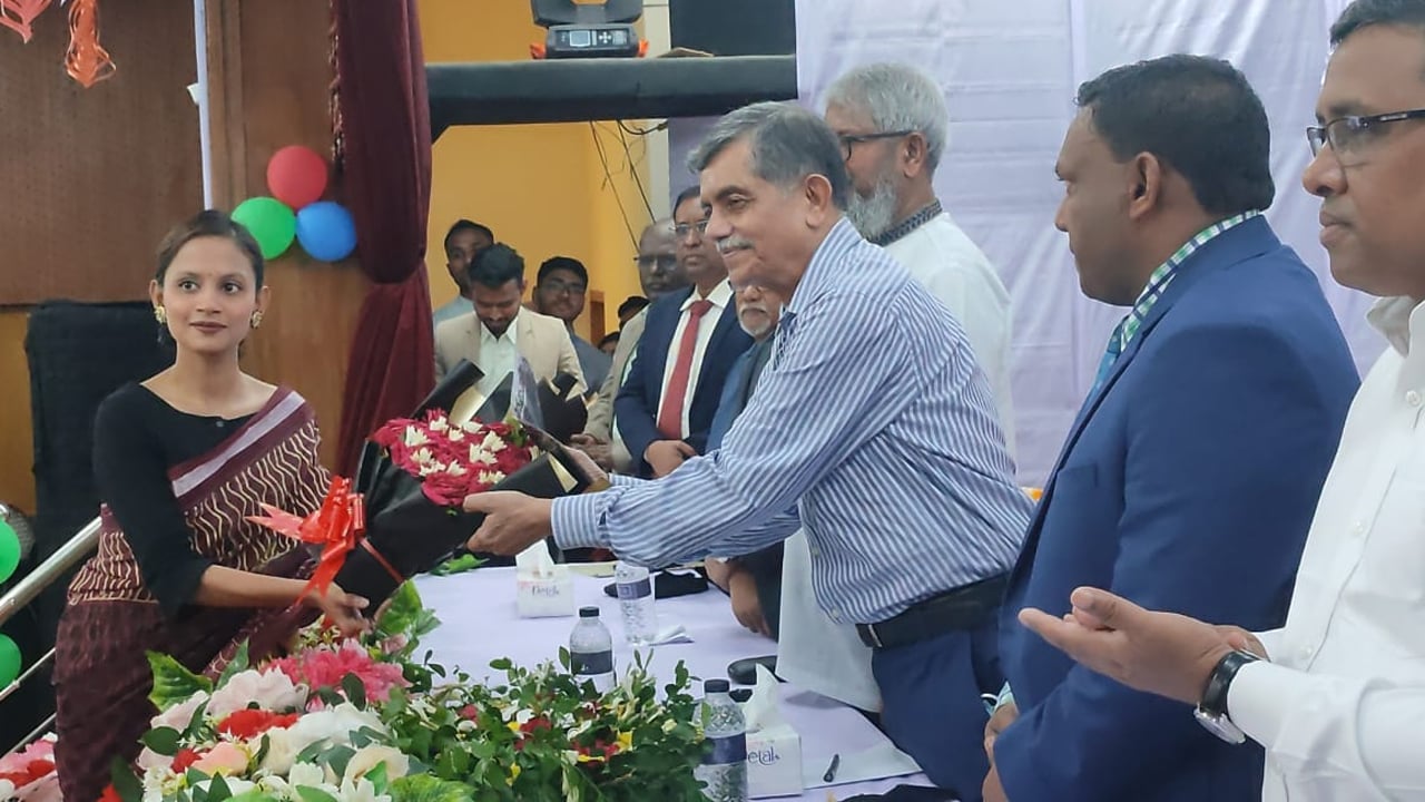 গত ১৭ বছরে শিক্ষাব্যবস্থাকে দুমড়েমুচড়ে ফেলা হয়েছে : শিক্ষা উপদেষ্টা
