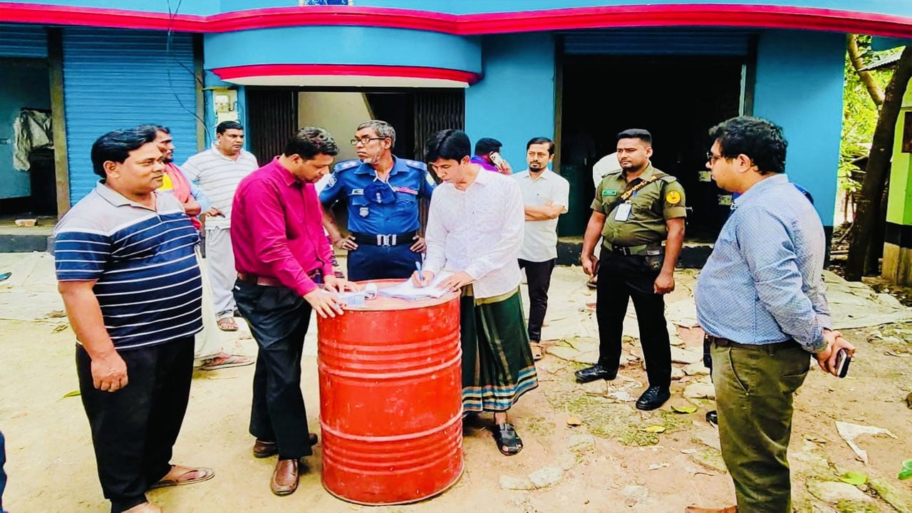 সিংড়ায় ১১হাজার লিটার জ্বালানি তেল মজুত, ১ লাখ টাকা জরিমানা