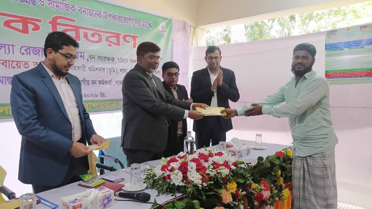 লামায় বন্য হাতির আক্রমণে ক্ষতিগ্রস্তদের মধ্যে চেক বিতরণ