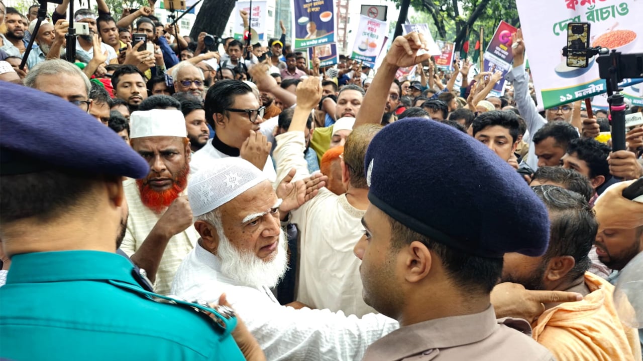 সচিবালয় অভিমুখে ১১ দলের পদযাত্রা আটকে দিল পুলিশ
