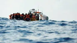 গাম্বিয়ার উপকূলে অভিবাসীবাহী নৌকা ডুবে নিহত ১২