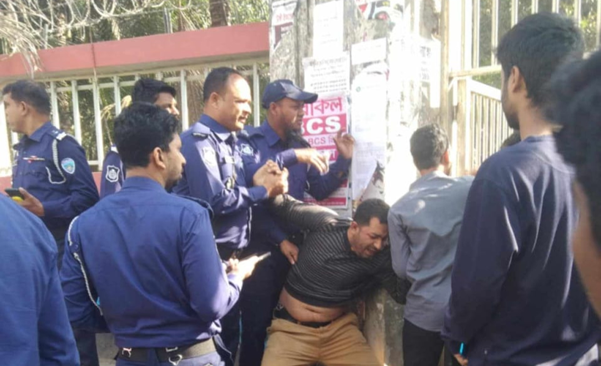 জনতার হাতে আটক কুবি ছাত্রলীগ নেতা