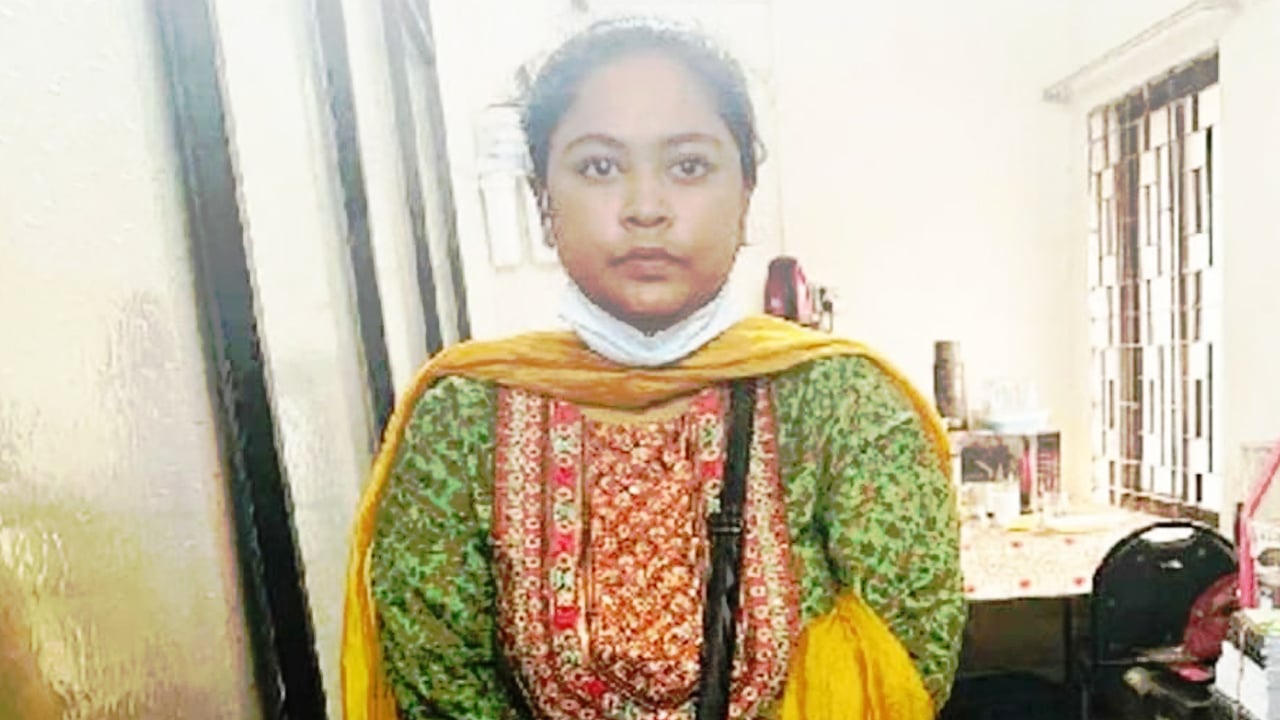 ইডেনে নিষিদ্ধ ছাত্রলীগ নেত্রী বৈশাখী আটক