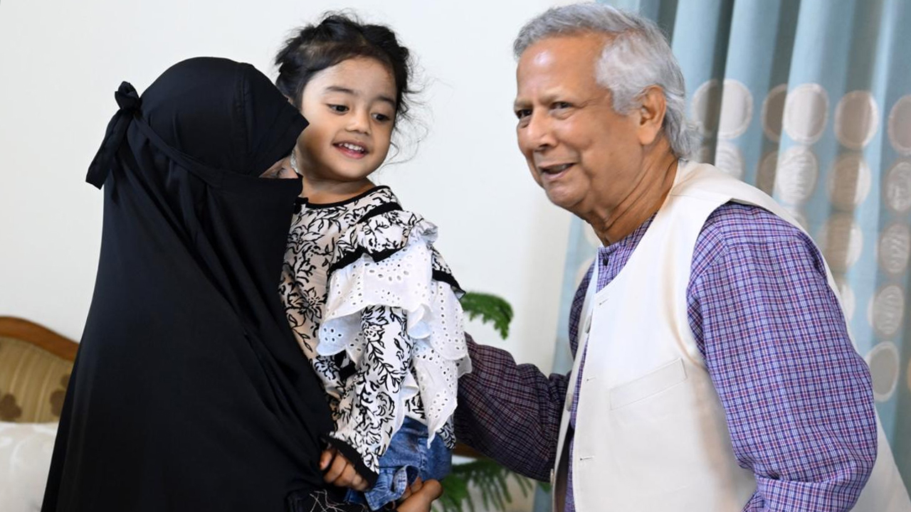 প্রধান উপদেষ্টার সঙ্গে জুলাই শহীদ পরিবারের সাক্ষাৎ