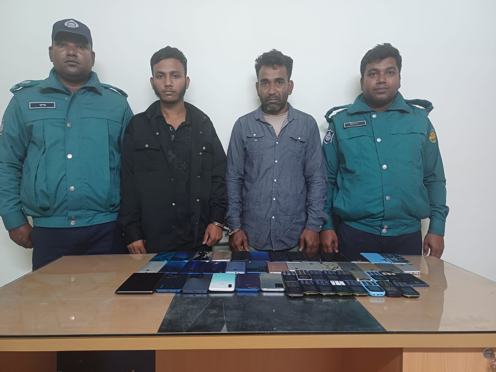 রাজধানীতে মোবাইল চোর চক্রের ২ সদস্য গ্রেপ্তার