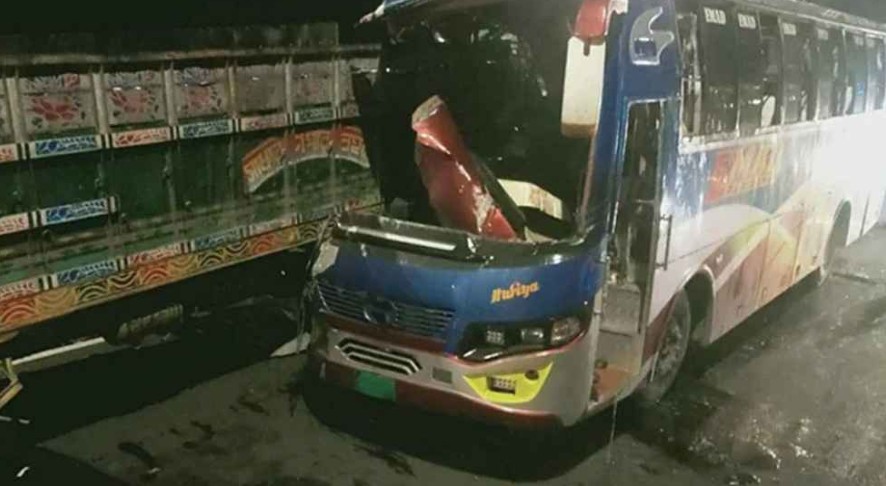 পদ্মাসেতুতে বরযাত্রীর মাইক্রোর সঙ্গে বাস-ট্রাকের সংঘর্ষ, নিহত ২