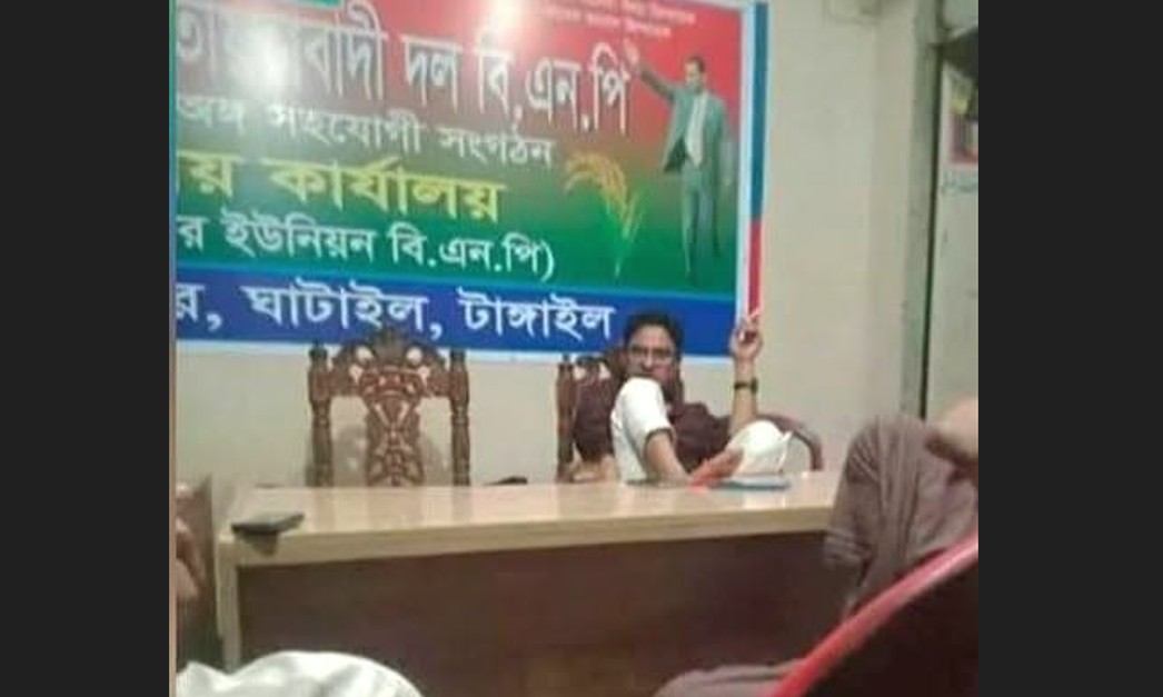 বিএনপি কার্যালয়ে টেবিলে পা তুলে আওয়ামী লীগ কর্মীর ধুমপান