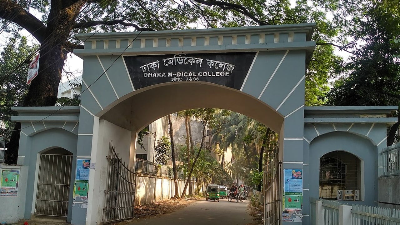 ডেমরায় ফ্লেক্সিলোড ব্যবসায়ীকে কুপিয়ে ২ লাখ টাকা ছিনতাই