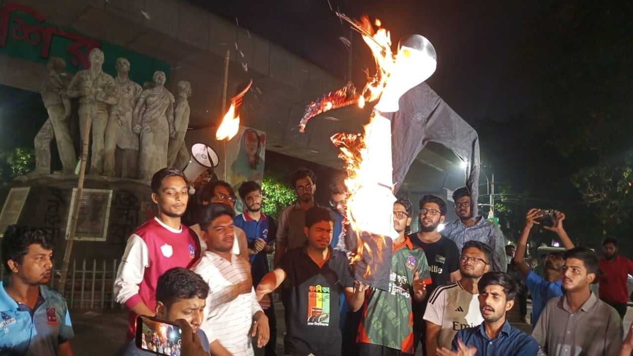 পদত্যাগের দাবিতে ঢাবিতে কুয়েট উপাচার্যের কুশপুত্তলিকা দাহ