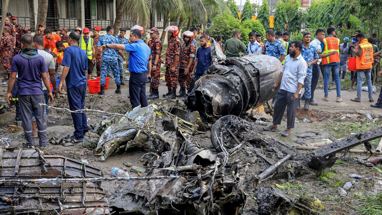 বিমান বিধ্বস্ত: রাতেই শেষ হয়েছে উদ্ধার অভিযান