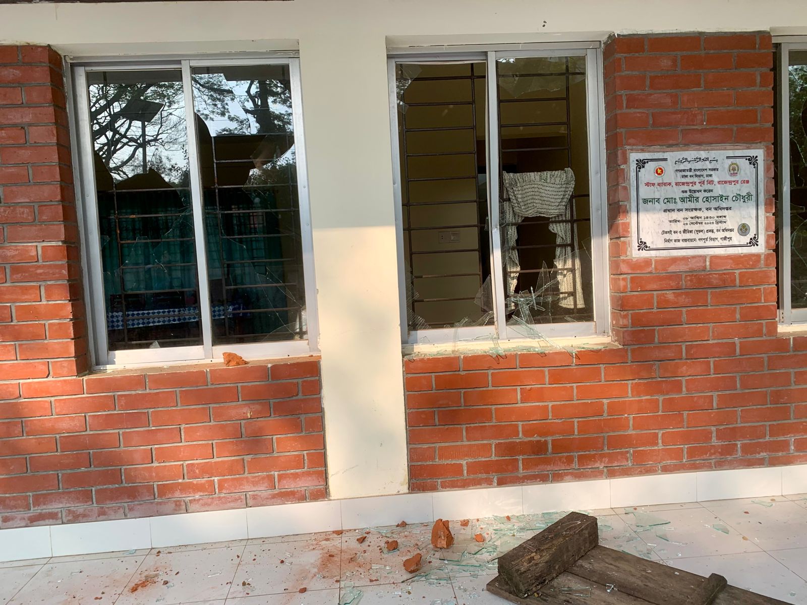 শ্রীপুরে রেঞ্জ অফিসে দুর্বৃত্তদের হামলা ও ভাঙচুর