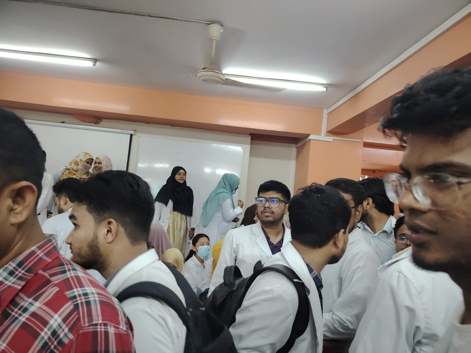 অভিযুক্তদের অপসারণের পর শ্যামলী সেন্ট্রাল মেডিকেলে ধর্মঘট প্রত্যাহার