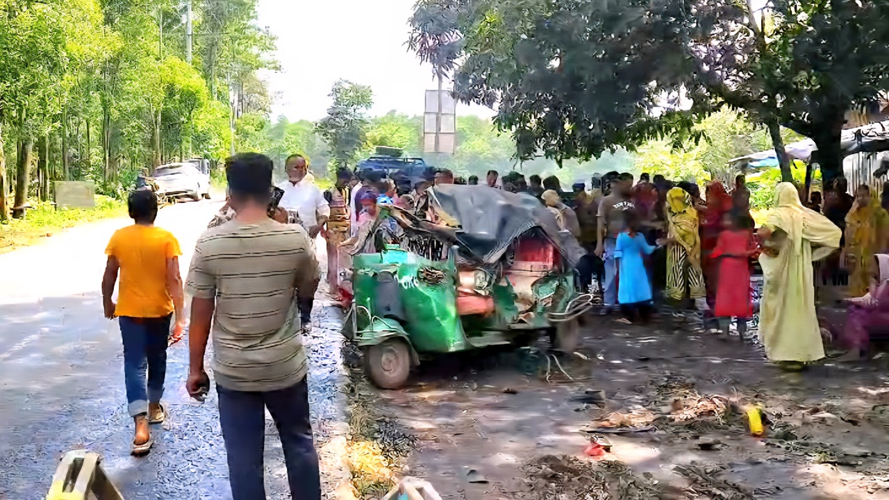 গাজীপুরে সড়ক দুর্ঘটনায় এক পরিবারের ৩ জনসহ নিহত ৫