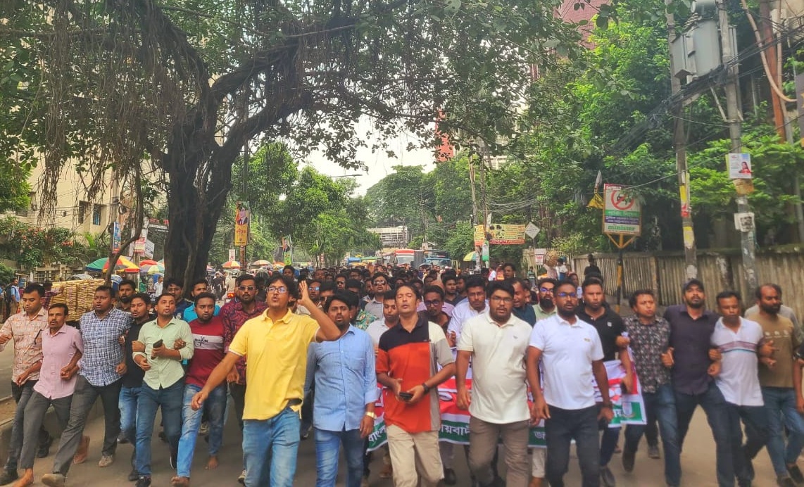 মিটফোর্ডে ব্যবসায়ী হত্যার শাস্তির দাবিতে জবি ছাত্রদলের বিক্ষোভ