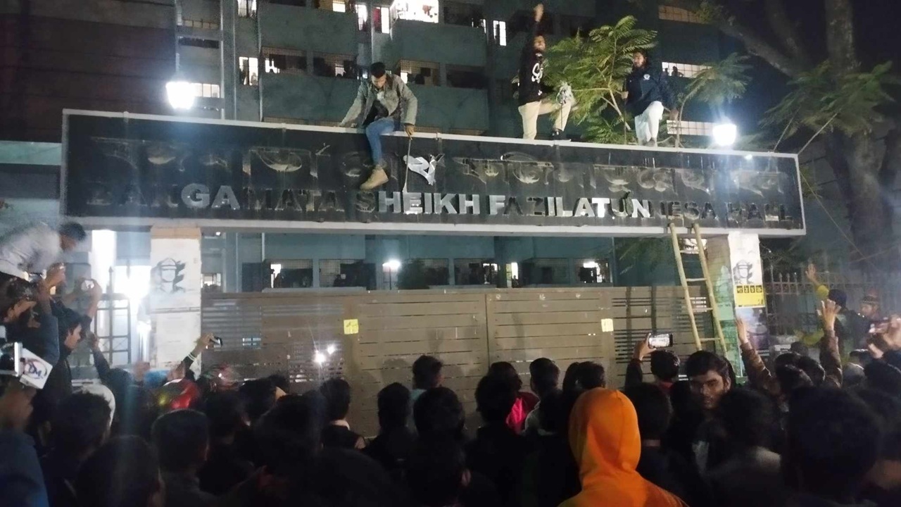 রাবির স্থাপনায় মুজিব পরিবারের নাম মুছে দিতে শিক্ষার্থীদের ভাঙচুর