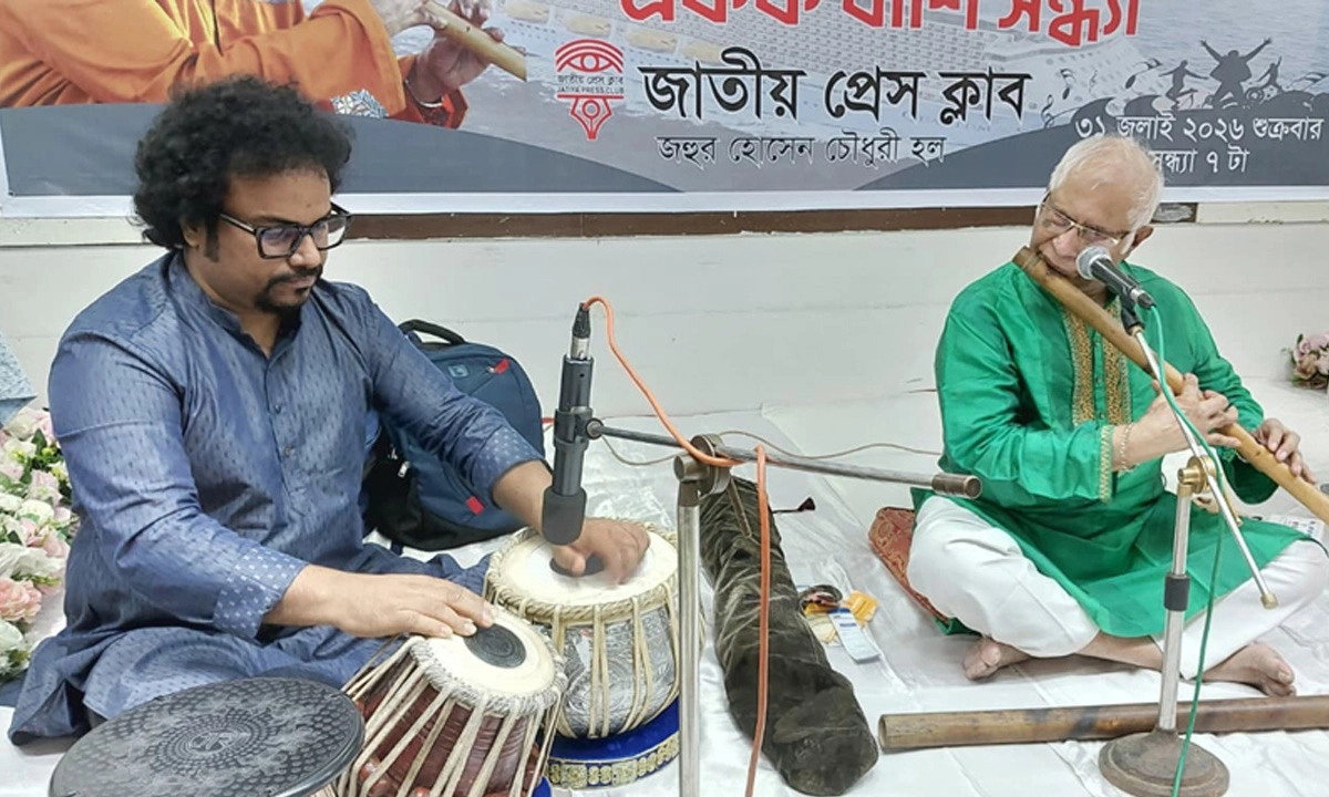 ওস্তাদ আজিজুল ইসলামের অপূর্ব বংশী বাদনে মুগ্ধ শ্রোতারা