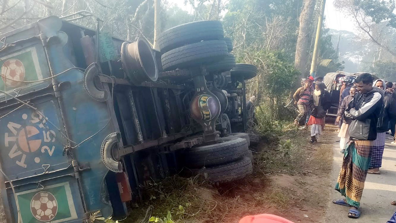মহেশপুরে ট্রাকের ধাক্কায় নিহত- ২, আহত-৪