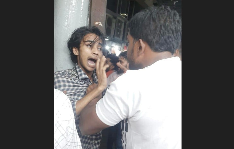 নিউমার্কেটে কাপড় কেনাকে কেন্দ্র করে মারধরের শিকার ঢাবি শিক্ষার্থী