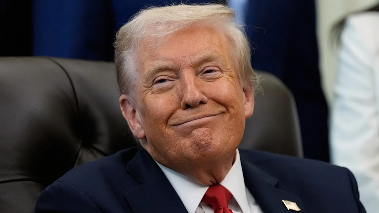 গ্রিনল্যান্ডে সামরিক শক্তি ব্যবহারের ইঙ্গিত ট্রাম্পের