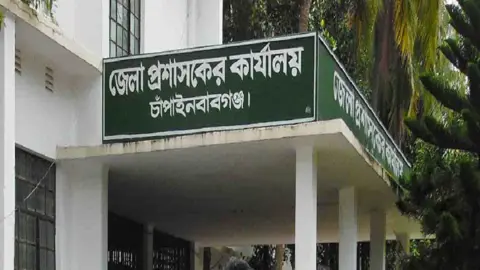 বেকায়দায় চাঁপাইনবাবগঞ্জের জেলা প্রশাসন