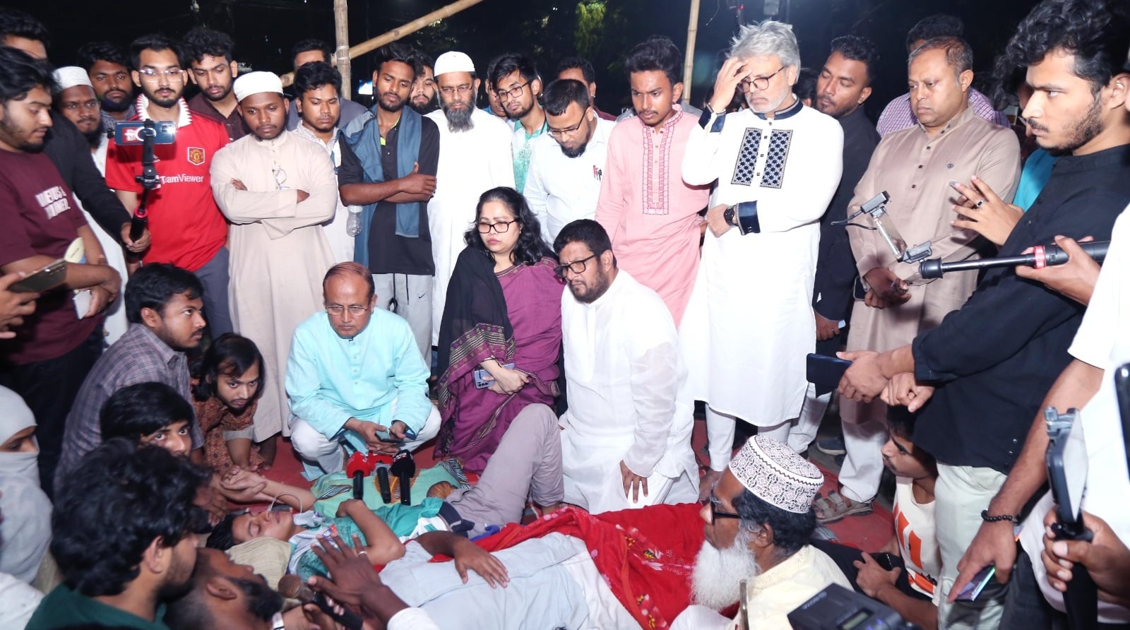 অনশনরত শিক্ষার্থীদের শারীরিক অবস্থার অবনতি