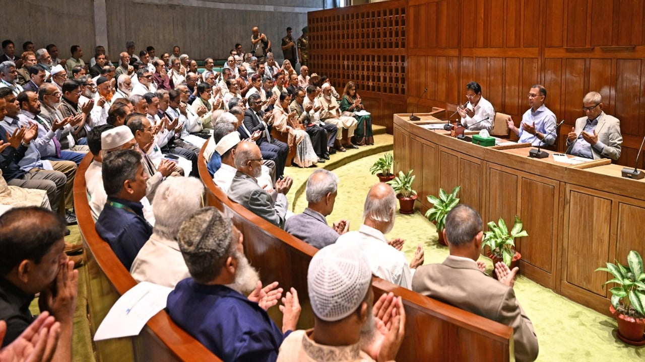 স্পিকারের স্ত্রীর রুহের মাগফেরাত কামনায় সরকারদলীয় সংসদ সদস্যদের মোনাজাত