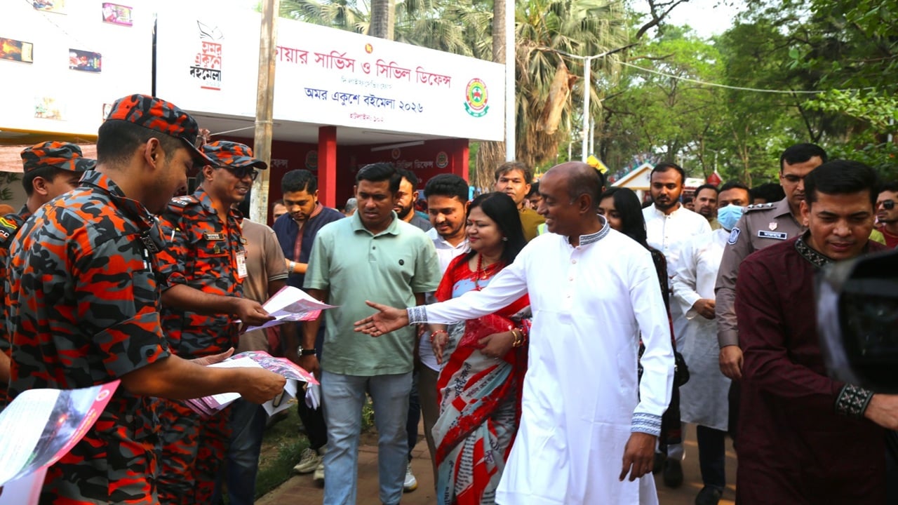 বইমেলায় সচেতনতা বৃদ্ধিতে ফায়ার সার্ভিসের লিফলেট বিতরণ