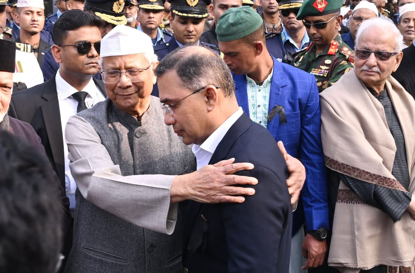 তারেক রহমানকে বুকে টেনে নিয়ে সান্ত্বনা দিলেন প্রধান উপদেষ্টা