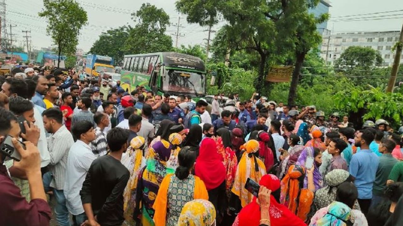 বেতন-বোনাসের দাবিতে পোশাকশ্রমিকদের ঢাকা-চট্টগ্রাম মহাসড়ক অবরোধ