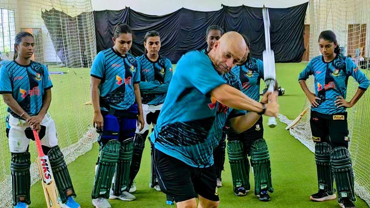 উড শেখাচ্ছেন বড় শট খেলার কৌশল