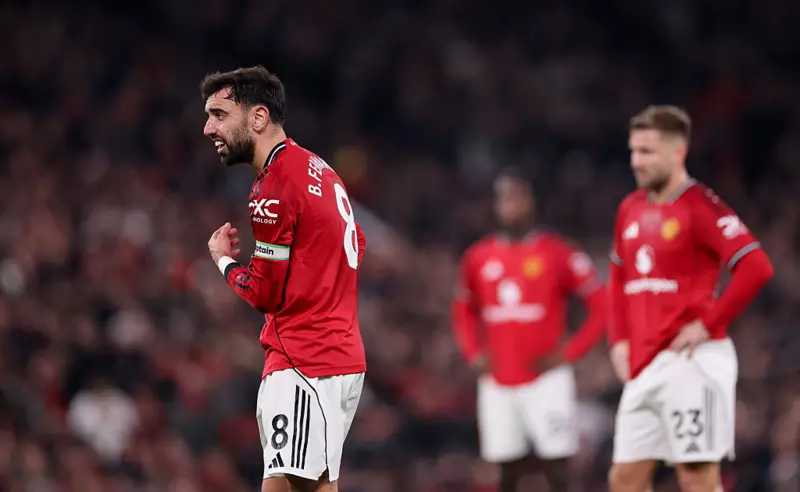 ৮ গোলের থ্রিলারে ম্যানইউয়ের হোঁচট