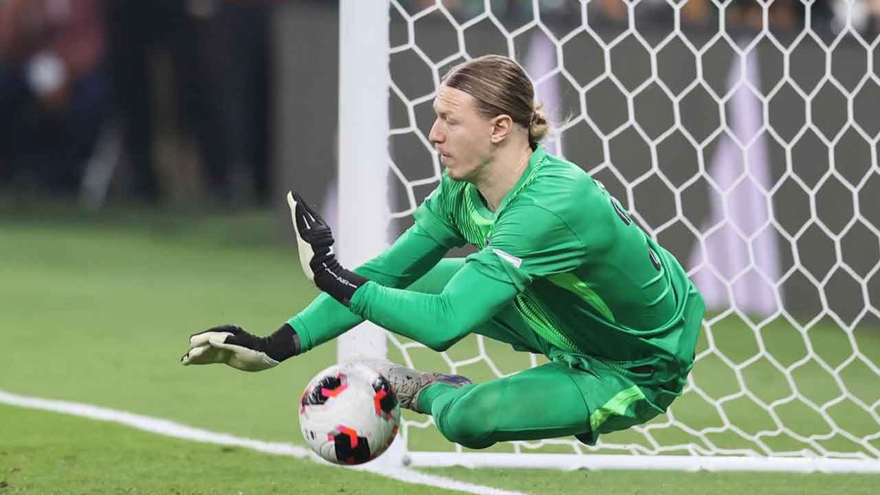 ৪ পেনাল্টি ঠেকিয়ে হাত ভাঙল পিএসজি গোলকিপারের