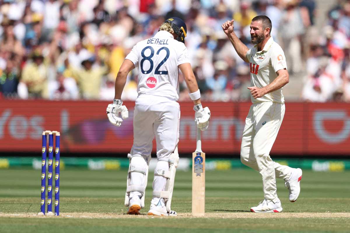 মেলবোর্নে উইকেট শিকারের উৎসব!