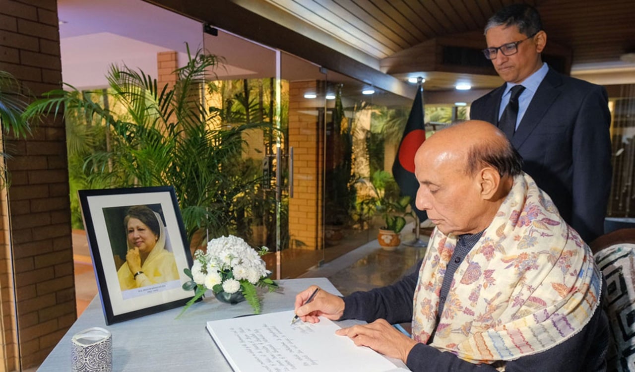 দিল্লিতে বাংলাদেশ হাইকমিশনে খালেদা জিয়াকে ভারতের প্রতিরক্ষামন্ত্রীর শ্রদ্ধা