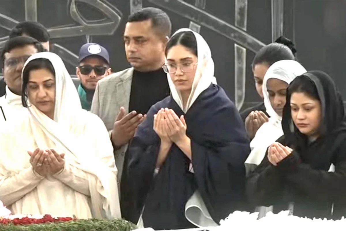 জিয়া ও খালেদা জিয়ার কবর জিয়ারত করলেন জাইমা