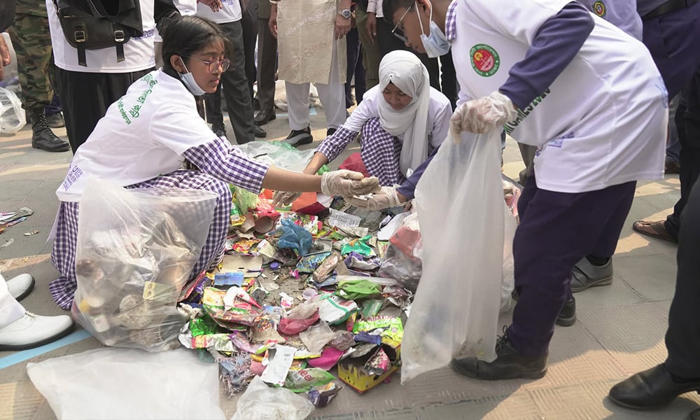 ডিএনসিসির উদ্যোগে ময়লা কুড়ানোর প্রতিযোগিতা