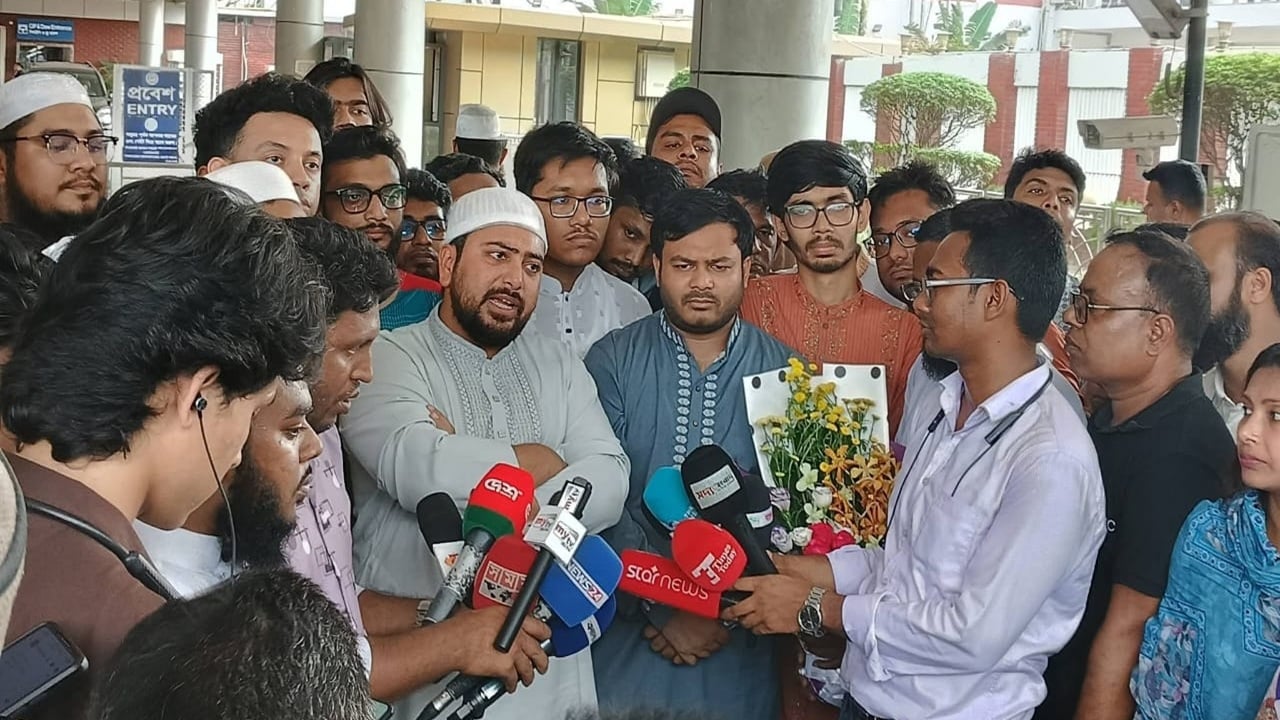 ড. ইউনূসকে রাজপথে নামার আহ্বান নাহিদের