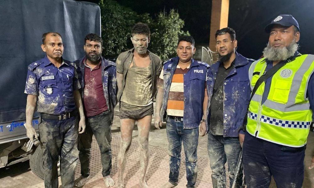 ডাকাত ধরতে কাদায় আধাকিলোমিটার দৌড়ালেন পুলিশ