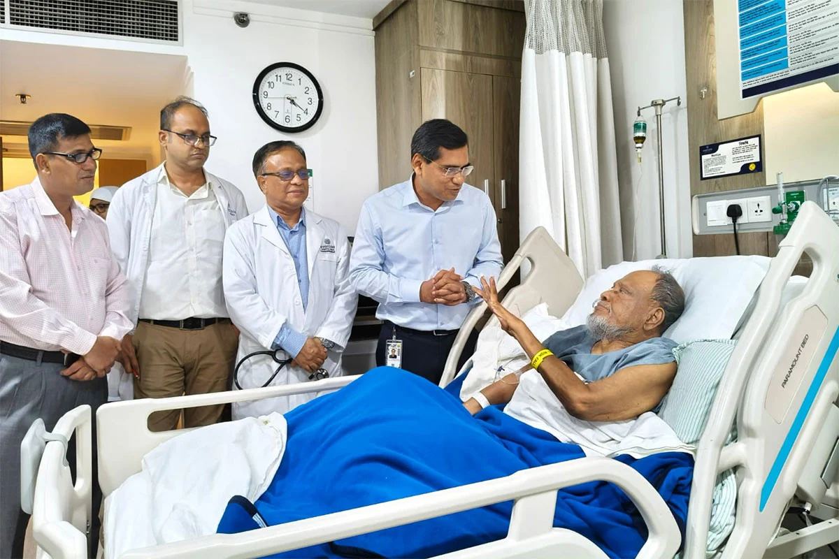 রফিকুল ইসলাম মিয়াকে দেখতে হাসপাতালে ডা. মনোয়ারুল কাদির