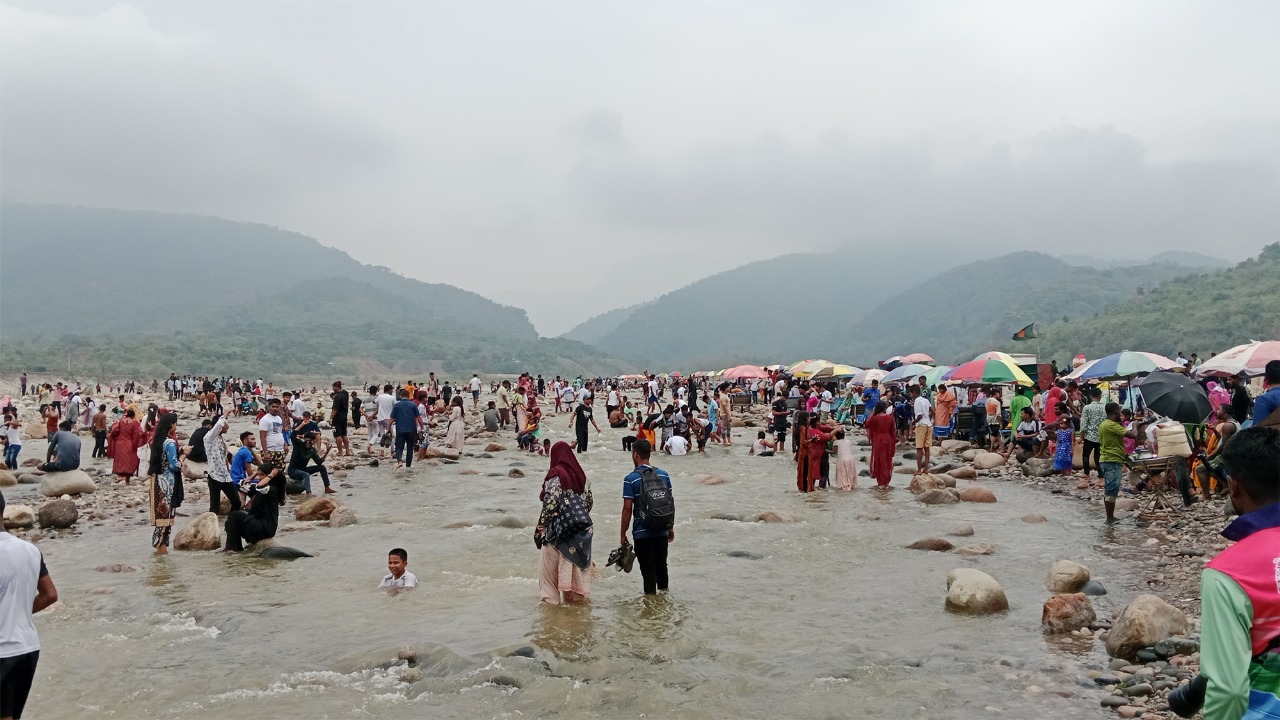 লাখো পর্যটকে মুখরিত সিলেটের সাদাপাথর-জাফলং