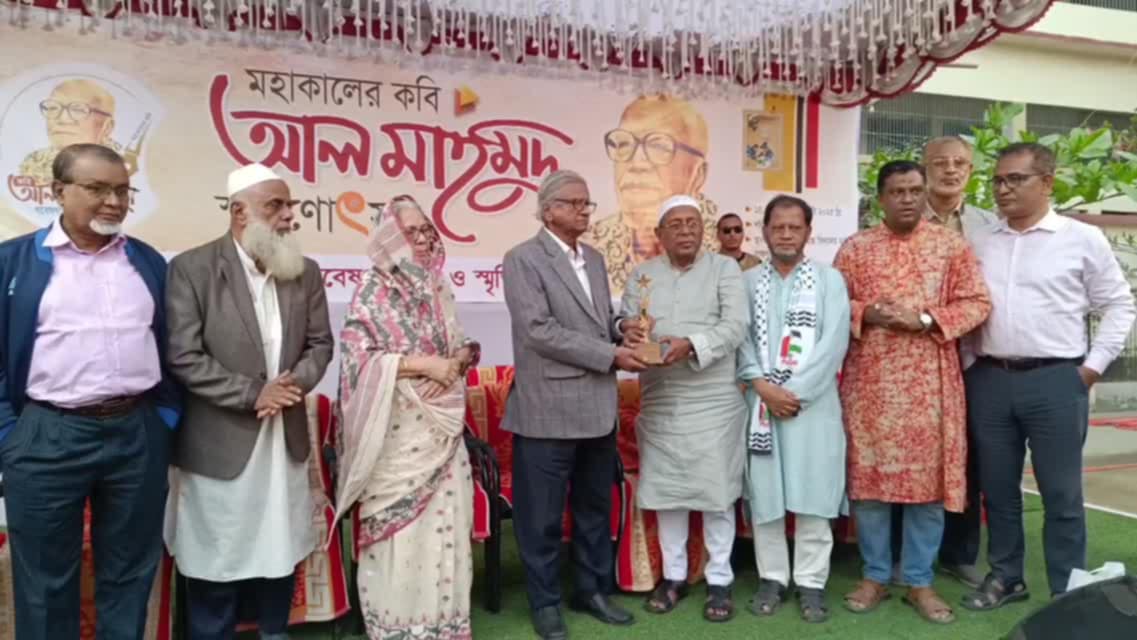সোনালী কাবিন পদক পেলেন বাংলা একাডেমির সভাপতি