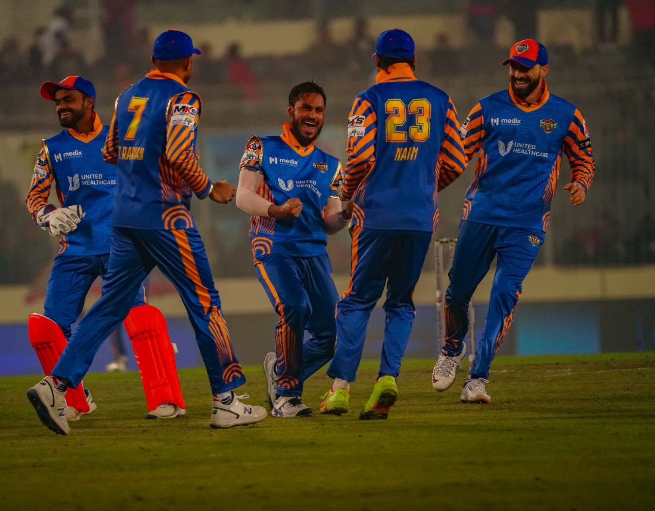 থিসারার সেঞ্চুরির পরও হার ঢাকার