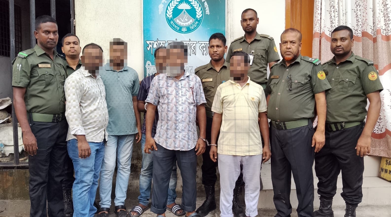 বিআরটিএতে আনসারের অভিযানে আটক ৫ দালাল