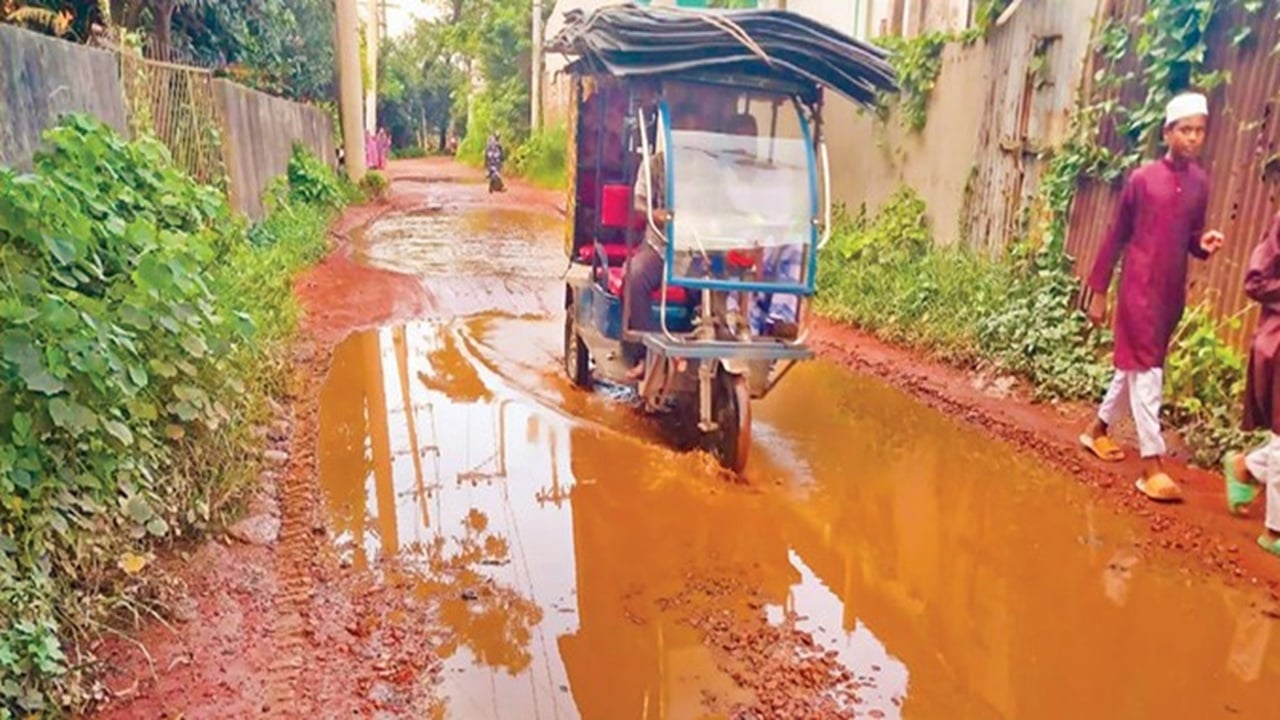 সোনারগাঁয়ে খানাখন্দে বেহাল তালতলা-আমবাগ সড়ক