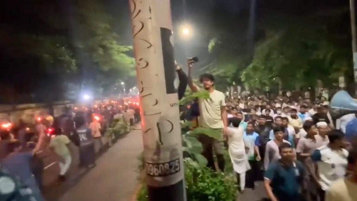 ঢাবিতে ছাত্রদল ও শিবিরের পাশাপাশি মিছিল-স্লোগান আলোচনায়