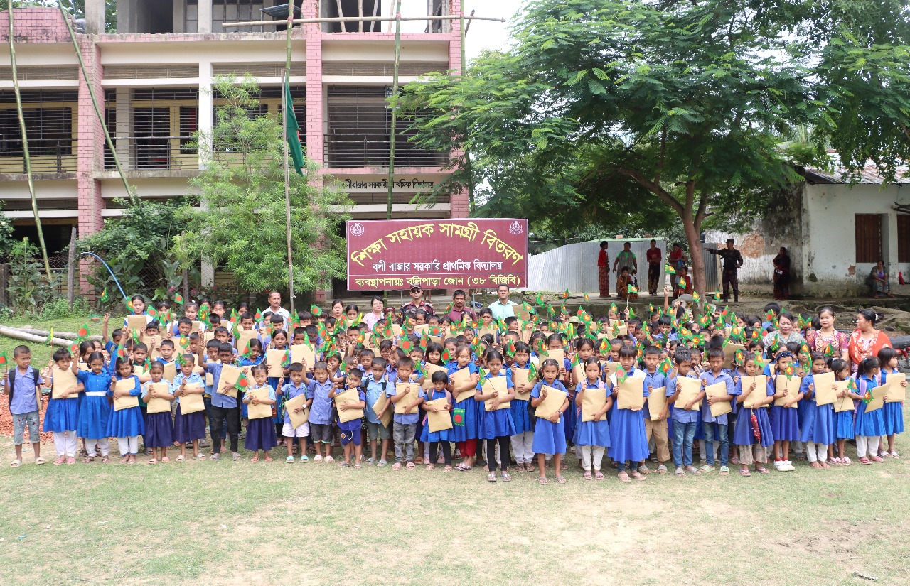 বান্দরবানে শিক্ষা উপকরণ বিতরণ বিজিবির